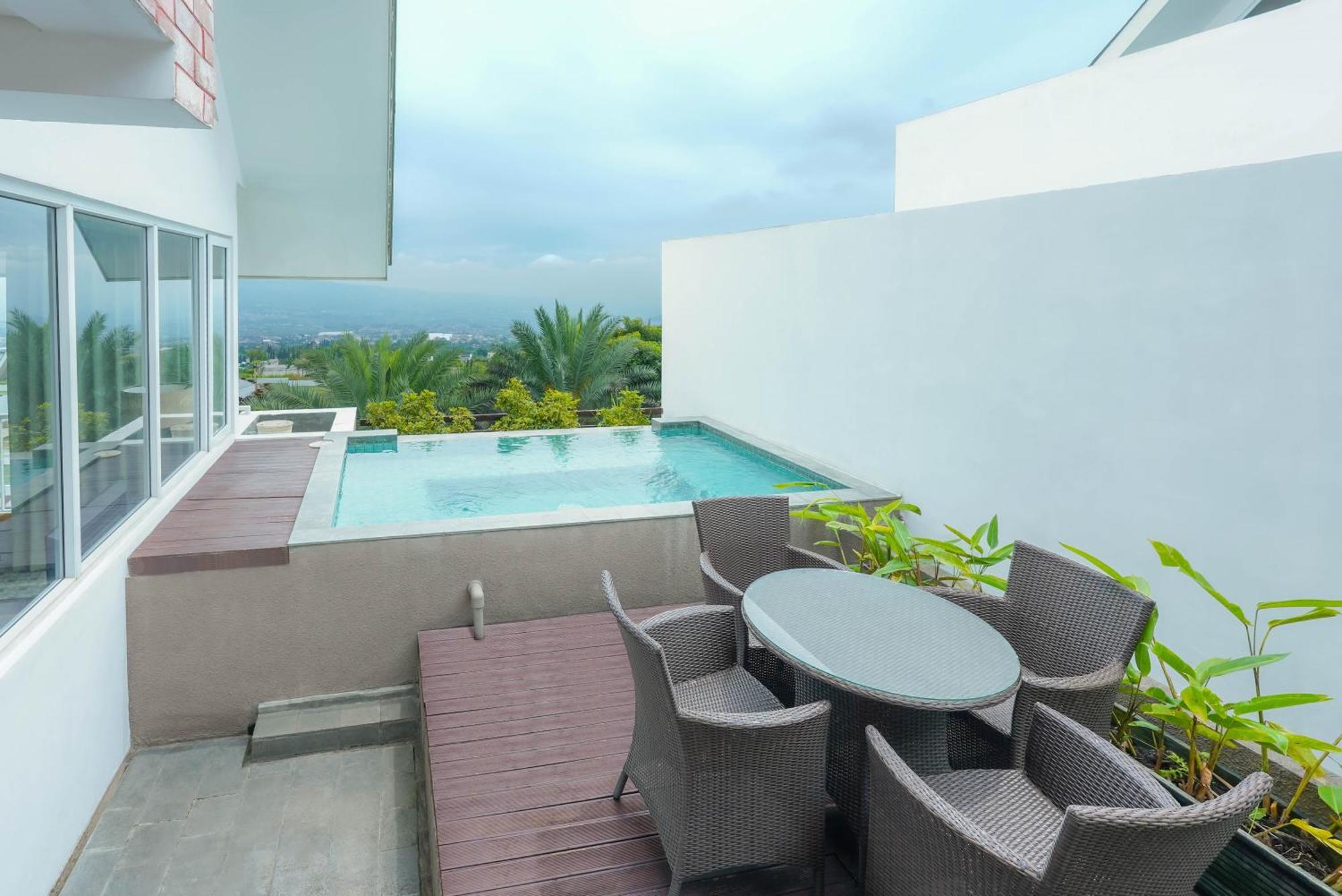 Amartahills Hotel And Resort Batu  Room photo